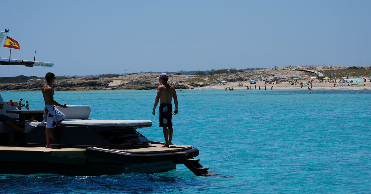 barco anclado formentera